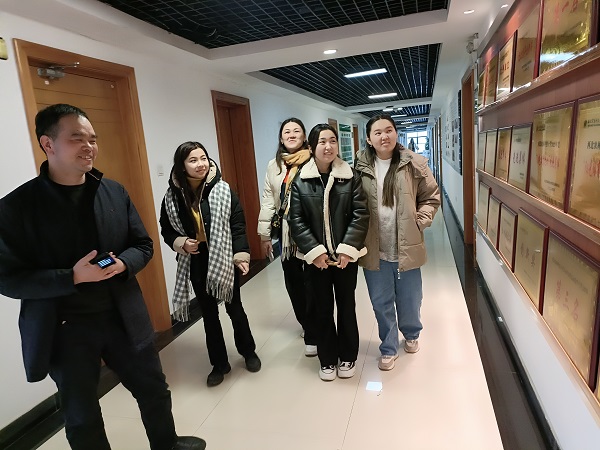 副院长于修烛带领学生参观及介绍学院文化.jpg