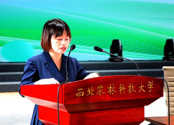 中国营养学会副秘书长蒋燕宣读了获批新增基地文件_副本.jpg