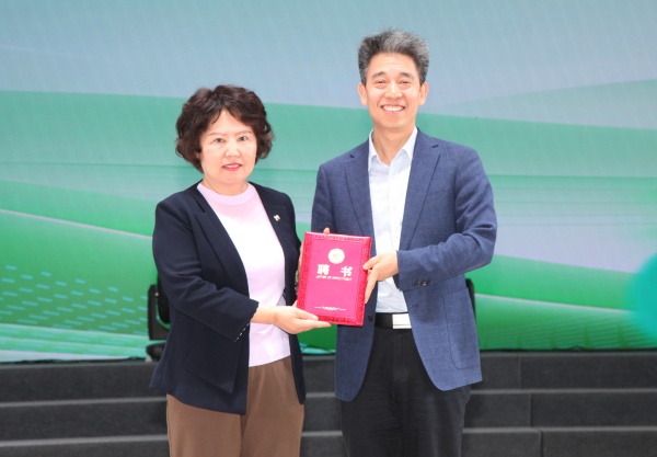 赵武军书记为杨月欣理事长颁发客座教授聘书_副本.jpg