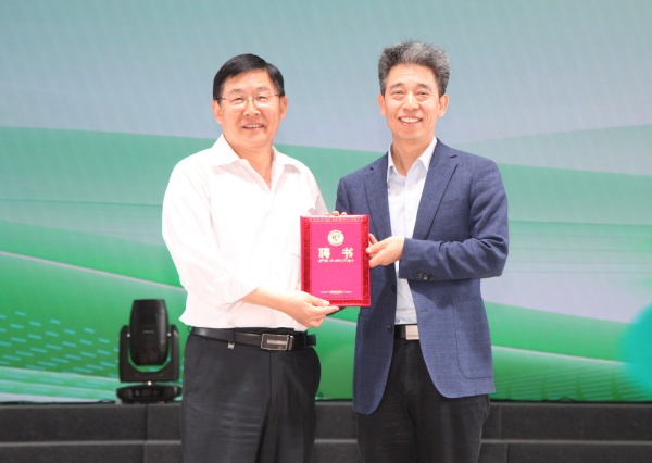 赵武军书记为戴小枫研究员颁发客座教授聘书_副本.jpg