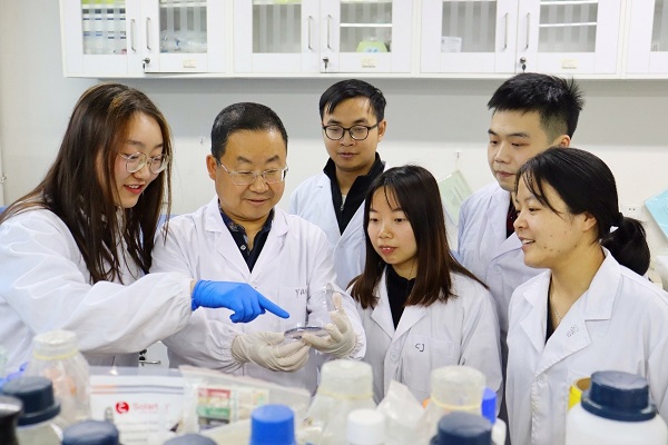 杨保伟老师指导学生实验.jpg