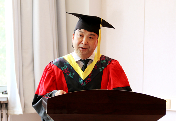 教务处处长陈遇春宣读《西北农林科技大学学位评定委员会授予学士学位的决议》_副本.jpg