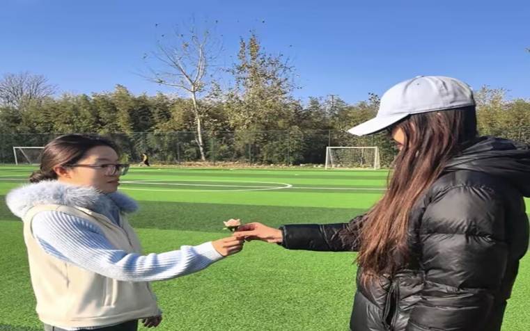 男人和女人站在草地上打电话 AI 生成的内容可能不正确。