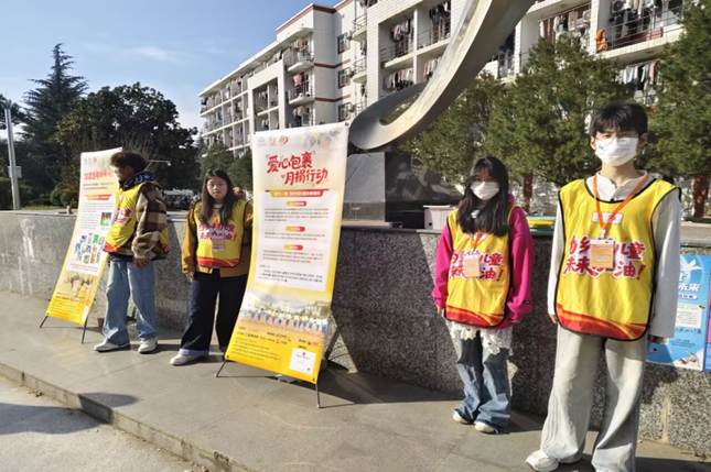 一群人站在街道上 AI 生成的内容可能不正确。