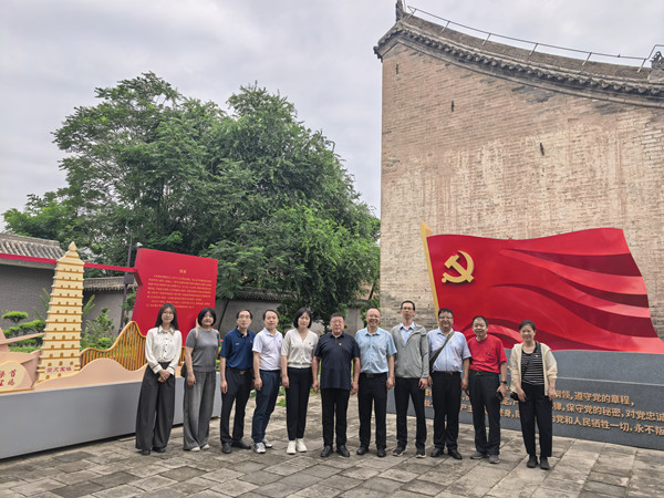 在青训班参观学习_副本.jpg