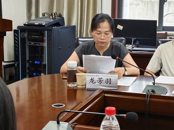 导师代表龙芳羽教授发言.jpg