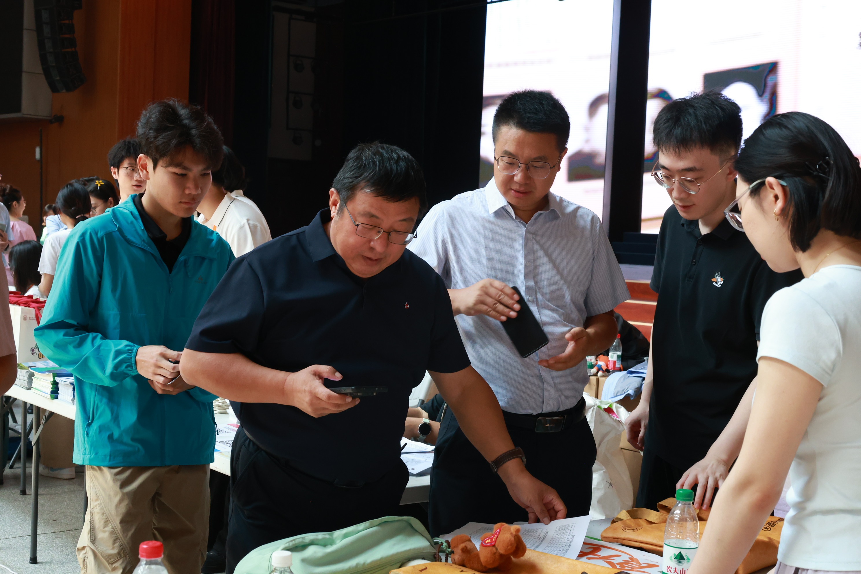 研会 书记慰问.jpg
