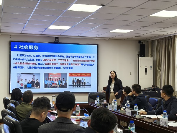 副院长李巨秀介绍学院基本情况.jpg