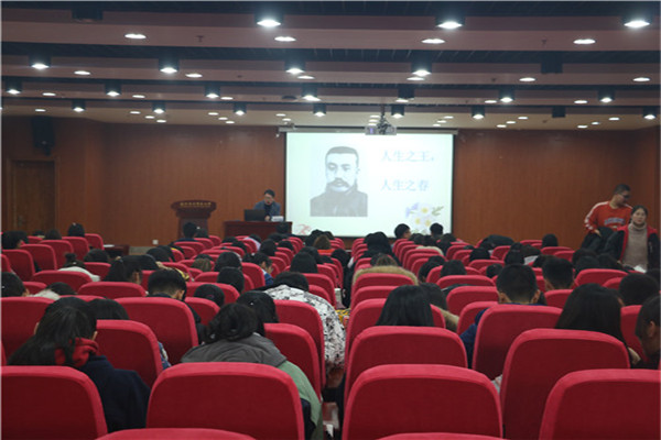 团员认真学习.jpg