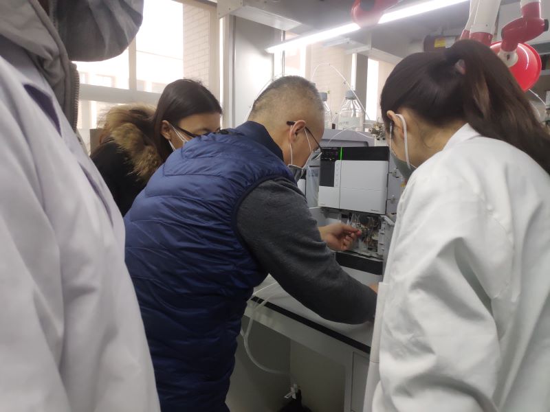 实验室检验人员进行仪器设备调试.jpg