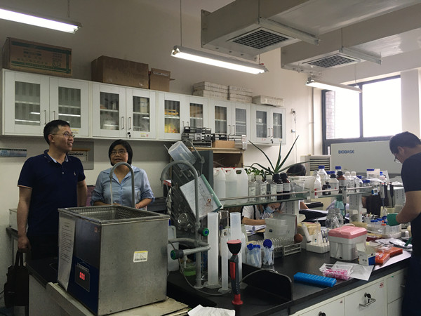 参观实验室_副本.jpg