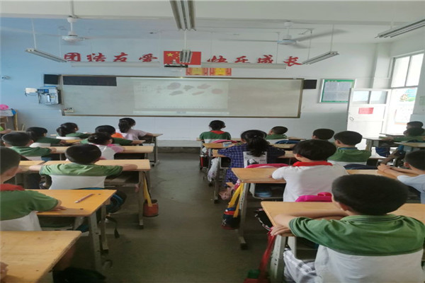 学生们认真观看食品介绍动画_副本.jpg