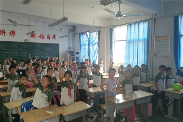 学生们统一喊口号_副本.jpg