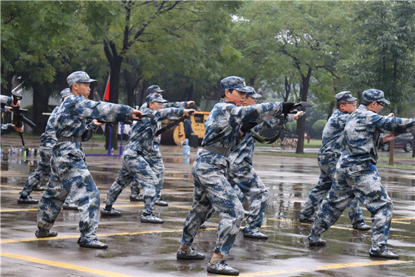 男生连刺杀操练习.jpg