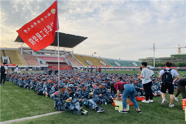 辅导员老师分发酸奶.jpg