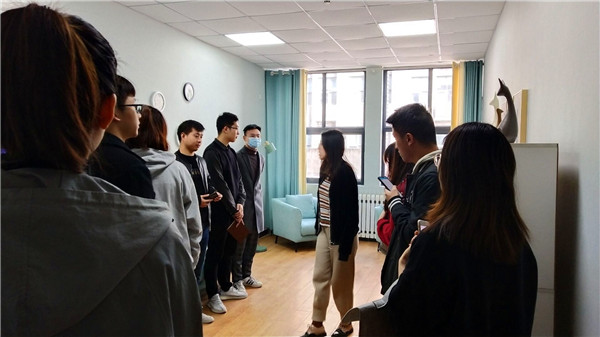 研究生班长参观心理咨询室.jpg