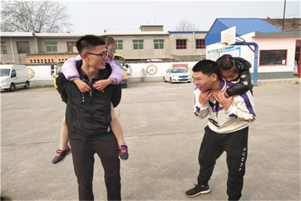 志愿者和孩子们玩耍.png