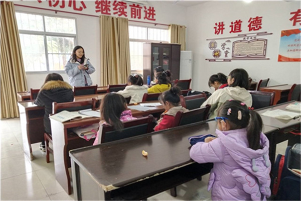 志愿者教孩子们知识.png