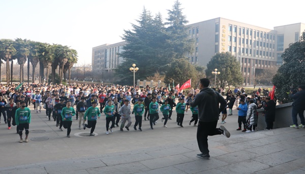 开始前全场热身.JPG