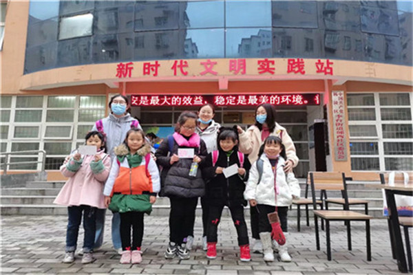 志愿者和孩子们一起合影.jpg