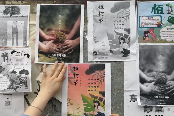 负责人于西雕一侧粘贴海报.jpg