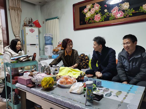 19dc4de21e724dd9998873c81ad6e438.jpg 看望侯玉丽老师.jpg