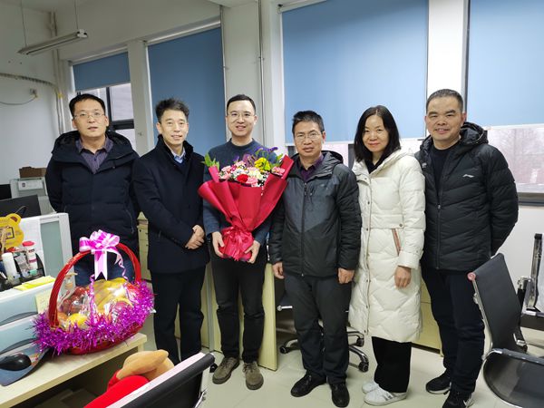 2d30bcc50c274b29a6ff6e0a15efef51.jpg 看望伊扬磊副教授.jpg