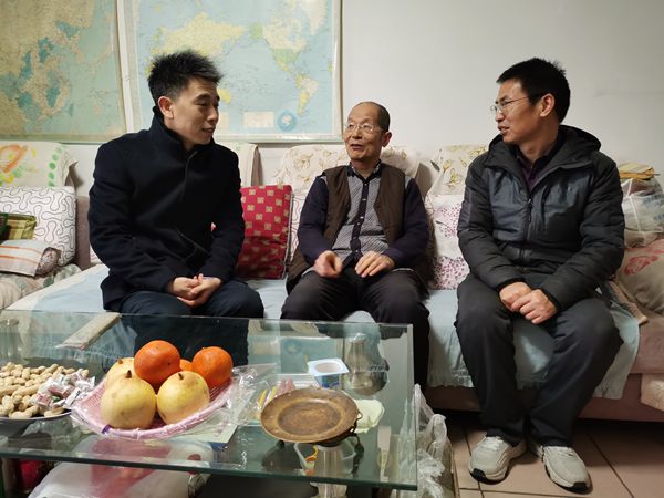 75a0351a10f5414f8a613c96154e342c.jpg 看望张春老师.jpg