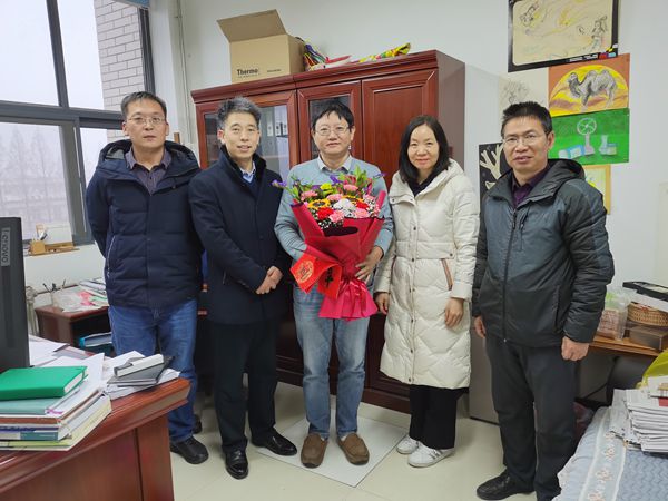 7a465c54cf334949a7a4d17b0acf5429.jpg 看望王新教授.jpg