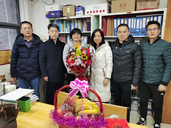 8254ebe6145f42a08a8f165000253297.jpg 看望王敏教授.jpg