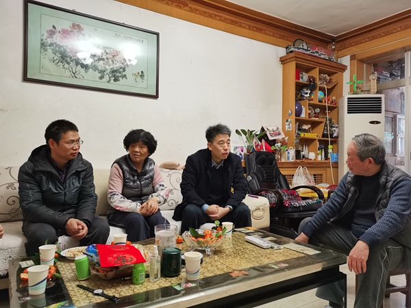 b18c8c0ac8324c1e88a6e1c9b5d5bd0f.jpg 看望桑玉梅老师.jpg