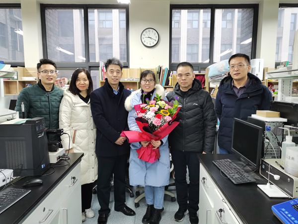 b7b65320b20b487ba458a04f7dee083a.jpg 看望王丽教授.jpg