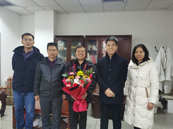 d8aa9bb8491348fc8bb4b757533dd62d.jpg 看望陈勤教授.jpg