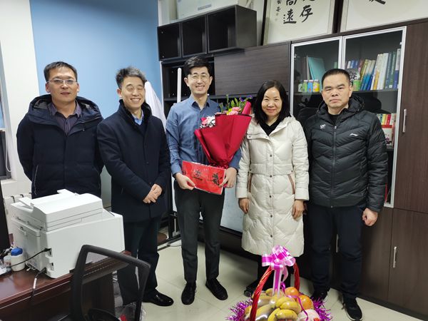 deb899d01c654a9584cae07ee2767922.jpg 看望刘志刚教授.jpg