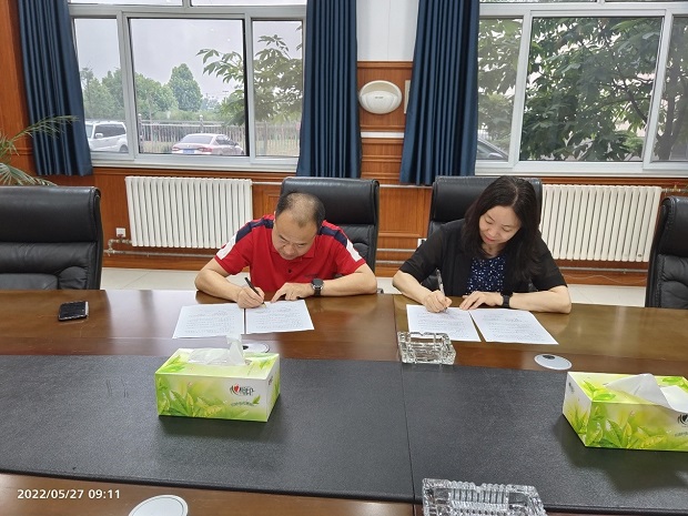 941783e00d0a431b94eaa17c9e438311.jpg 签署专业学位研究生实践基地协议.jpg