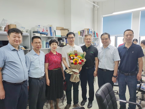 3c5de6e4209b4bc1b9e56b3a36fc2ba8.jpg 何财安.jpg