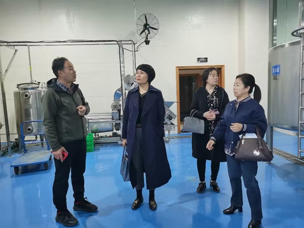 cbca5310d895404c8534f28566273166.jpg 参观中试车间_副本.jpg
