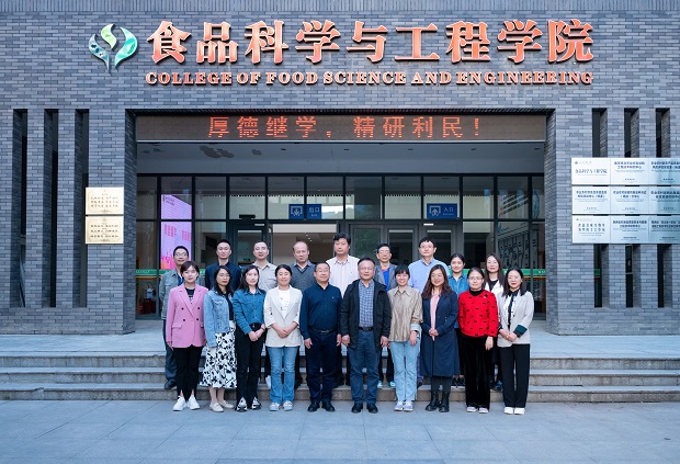 13547e37eafd409c96dd25387b6af5b4.jpg 团队合影-1.jpg