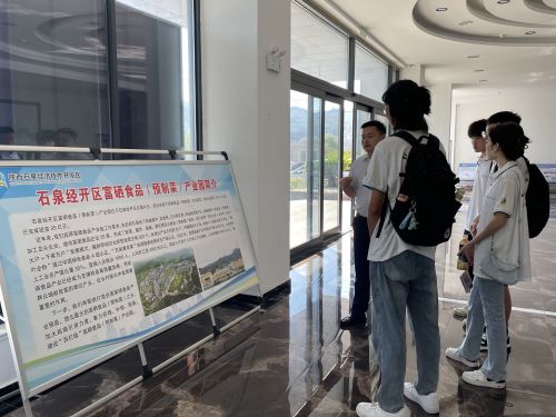 图为陈万里书记向调研团介绍富硒预制菜产业园情况.jpg